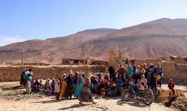 Người dân làng Ighil Ntalghoumt chờ cứu trợ sau thảm họa động đất ngày 8/9. Ảnh: Reuters