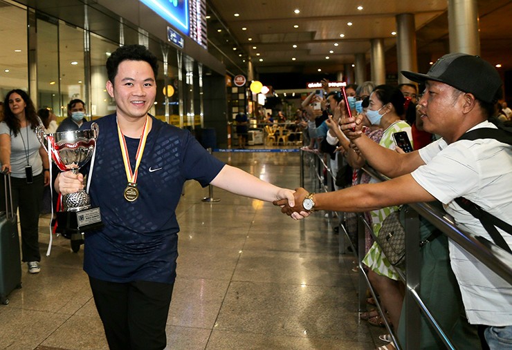 Tối ngày 13/9, cơ thủ Bao Phương Vinh đã chính thức trở về nước sau khi giành chức vô địch thế giới (World Championship) lịch sử cho Billiard Carom 3 băng Việt Nam tại Thổ Nhĩ Kỳ vừa qua.