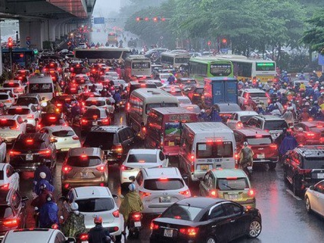 Tin tức trong ngày - Mưa từ sáng sớm, đường tắc, dân công sở chật vật "tìm lối" tới cơ quan