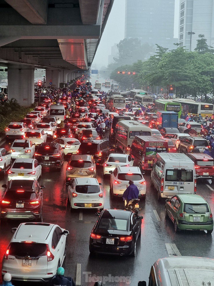 "Thấy trời mưa to, tôi đã chủ động lấy xe ô tô rất sớm về đưa con đi học. Tuy nhiên vẫn không thể thoát được cảnh tắc đường, may mắn đưa con đến lớp kịp giờ. Bây giờ đến lượt bố đi làm, chắc chắn đã bị muộn giờ tối thiểu khoảng một tiếng" - anh Duy nhà ở Phạm Văn Đồng cho biết.