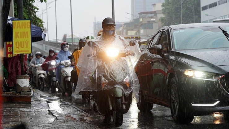 Mưa từ sáng sớm, đường tắc, dân công sở chật vật "tìm lối" tới cơ quan - 8