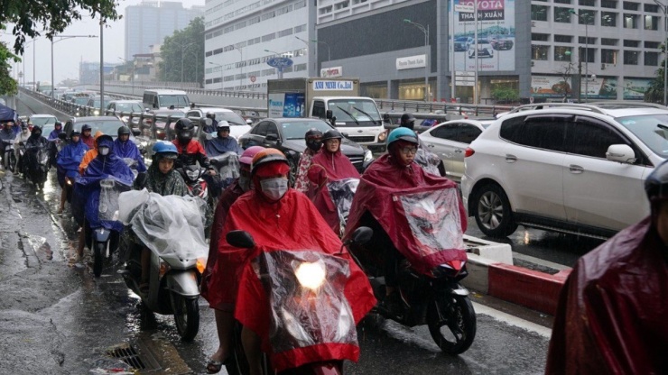 Mưa từ sáng sớm, đường tắc, dân công sở chật vật "tìm lối" tới cơ quan - 9