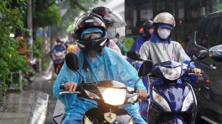 Mưa từ sáng sớm, đường tắc, dân công sở chật vật "tìm lối" tới cơ quan - 10