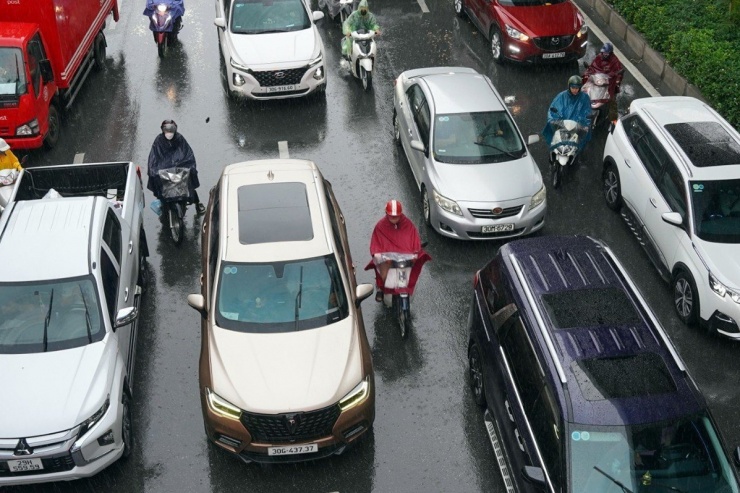 Mưa từ sáng sớm, đường tắc, dân công sở chật vật "tìm lối" tới cơ quan - 11