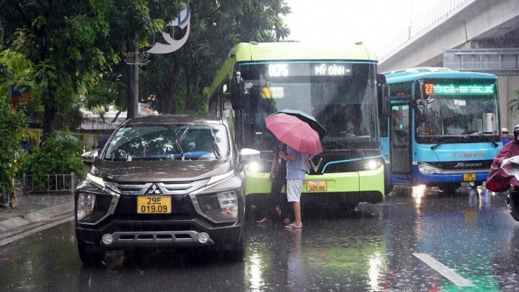 Trên đường Nguyễn Trãi, xe buýt va chạm với xe chạy hợp đồng khiến đoạn đường càng thêm ùn tắc kéo dài.
