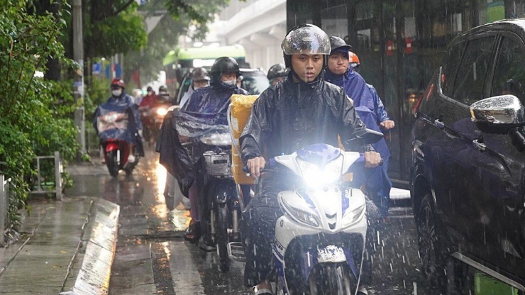 Mưa từ sáng sớm, đường tắc, dân công sở chật vật "tìm lối" tới cơ quan - 14