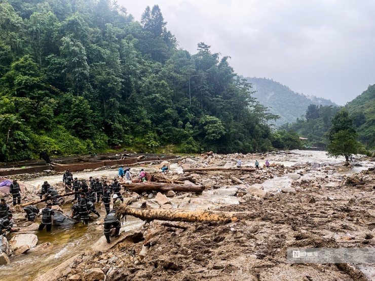 Những trận mưa lớn kéo dài đến đêm 13/9 trên địa bàn thị xã Sa Pa, tỉnh Lào Cai xảy ra lũ quét tại xã Liên Minh. Hậu quả làm 2 người chết, 4 mất tích, nhiều tài sản bị cuốn trôi.