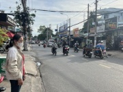 Tin tức trong ngày - Vụ người mẹ gõ cửa từng nhà tìm nguyên nhân cái chết của con gái: Nhân chứng nói tài xế bóp còi inh ỏi