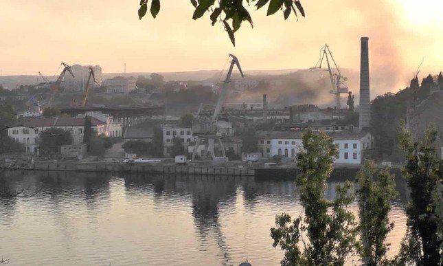 Khói bốc lên từ xưởng đóng tàu ở Sevastopol. Ảnh: Reuters