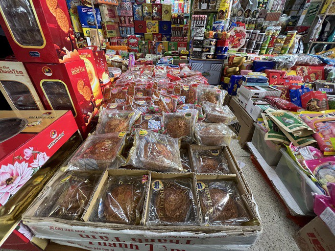 Bánh trung thu giá siêu rẻ bày bán tại nhiều chợ ở TP HCM