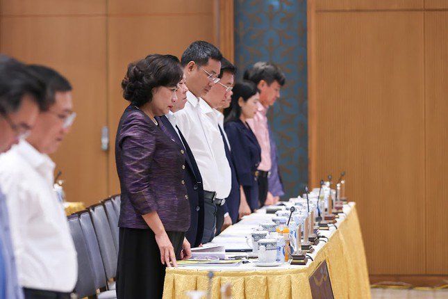 Các đại biểu dành một phút mặc niệm tưởng nhớ các nạn nhân trong vụ cháy ở Hà Nội và lũ quét ở Lào Cai. (Ảnh: Nhật Bắc)