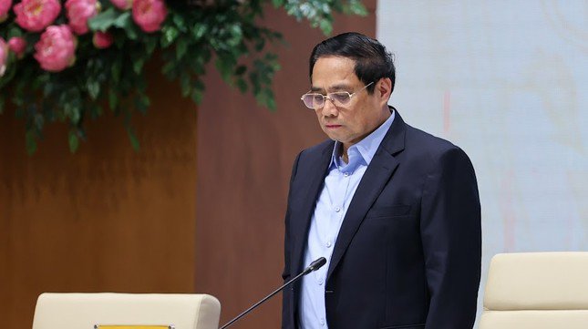 Thủ tướng mặc niệm tưởng nhớ các nạn nhân tử vong trong vụ cháy ở Hà Nội và lũ quét ở Lào Cai. (Ảnh: Nhật Bắc)
