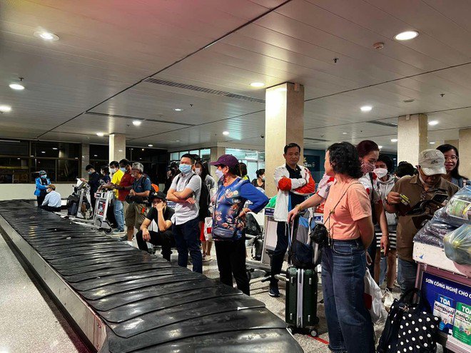 Hành khách nhận hành lý ký gửi tại sân bay