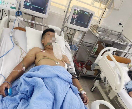 Anh Hồ Phi Tuệ bị đâm trọng thương