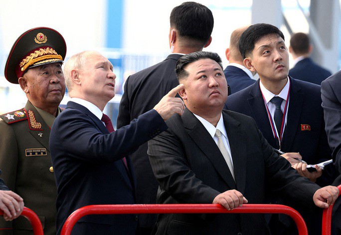 Tổng thống Nga Vladimir Putin và nhà lãnh đạo Triều Tiên Kim Jong-un thăm sân bay vũ trụ Vostochny ở vùng Viễn Đông của Nga vào ngày 13-9. Ảnh: Sputnik