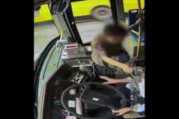 Video: Người phụ nữ hành hung tài xế xe buýt khi phương tiện vẫn đang di chuyển