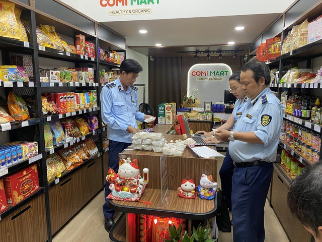 Lực lượng chức năng TP Hồ Chí Minh vừa thu giữ 472 cái bánh trung thu, bánh trứng chảy không rõ nguồn gốc, vi phạm quy định về ghi nhãn.