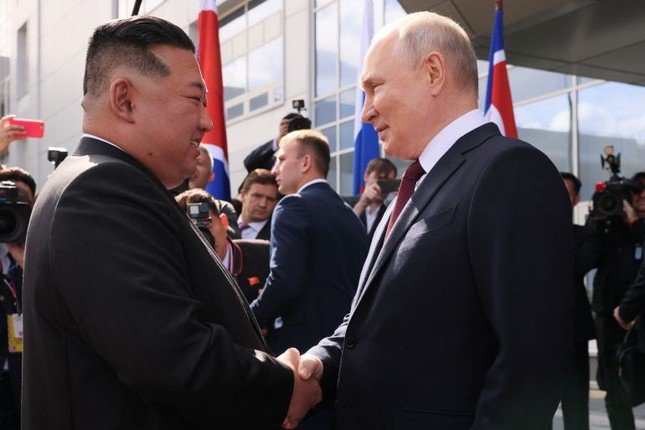Tổng thống Nga Vladimir Putin và Chủ tịch Triều Tiên Kim Jong Un trong cuộc gặp ngày 13/9 tại vùng Viễn Đông của Nga. (Ảnh: Sputnik)