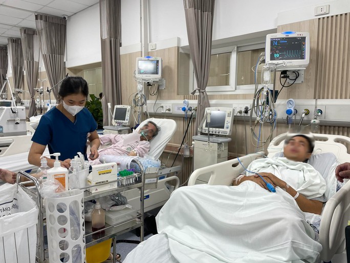 Điều trị nạn nhân vụ cháy tại Bệnh viện Bạch Mai