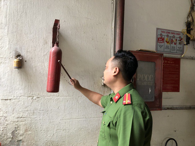 Cư xá này không có hệ thống báo cháy tự động. Khi xảy ra hỏa hoạn thì người dân sẽ thông báo cho nhau bằng kẻng