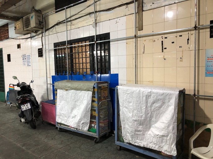 Người dân để xe máy, vật dụng kinh doanh tại hành lang làm tăng nguy cơ cháy nổ và cản trở lối thoát nạn khi có sự cố xảy ra