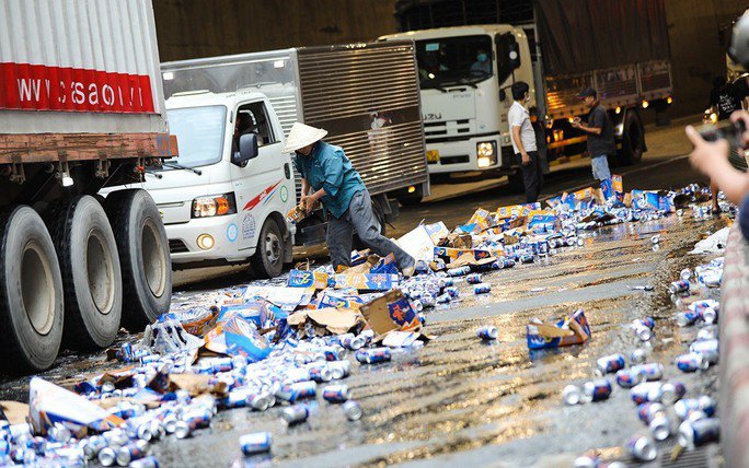 Hàng trăm thùng bia rớt xuống hầm chui ngã tư Vũng Tàu