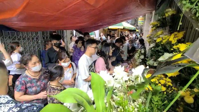 Người dân từ khắp nơi đổ về hiện trường, đặt hoa, thắp hương tưởng niệm, cầu nguyện cho các nạn nhân xấu số.