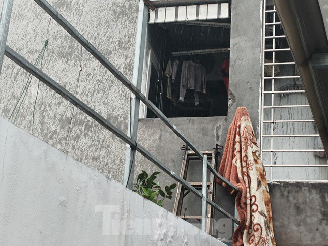 Cửa sổ nơi gần 20 người ở chung cư thoát ra ngoài xuống sân thượng tòa nhà bên cạnh.