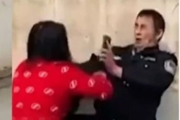 Phi thường - kỳ quặc - Người phụ nữ rút dao tấn công cảnh sát chỉ vì một lý do ai nghe xong cũng choáng váng