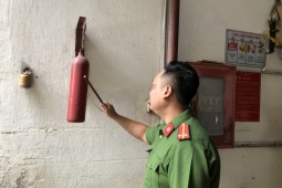 Tin tức trong ngày - TP HCM: Cư xá không có báo cháy tự động, dân đánh kẻng để báo hoả hoạn