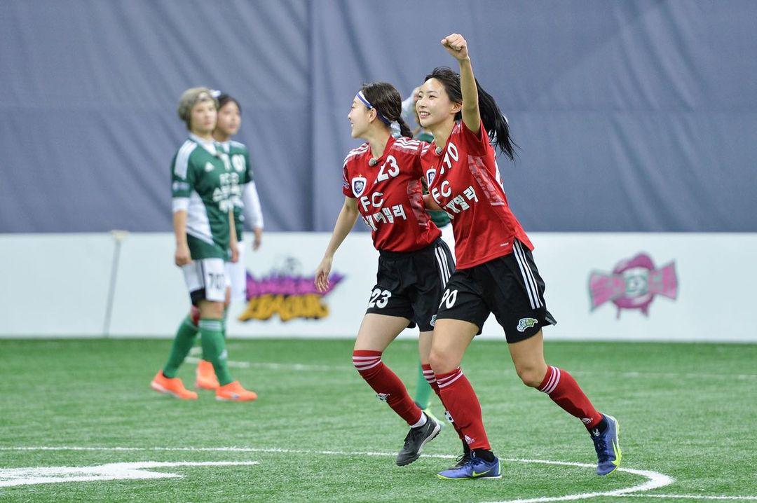 Kim Min Ji tham gia một số giải bóng đá nhỏ.