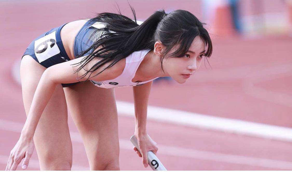Kim Min Ji thu hút sự chú ý trên đường đua vì nhan sắc xinh như các nữ thần tượng.