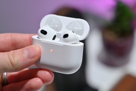 Bi hài: Nuốt tai nghe AirPods vì nhầm thành... Vitamin