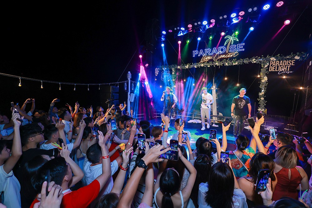 Đêm nhạc 911 tại du thuyền Paradise Delight mang lại nhiều cảm xúc cho hơn 200 khán giả