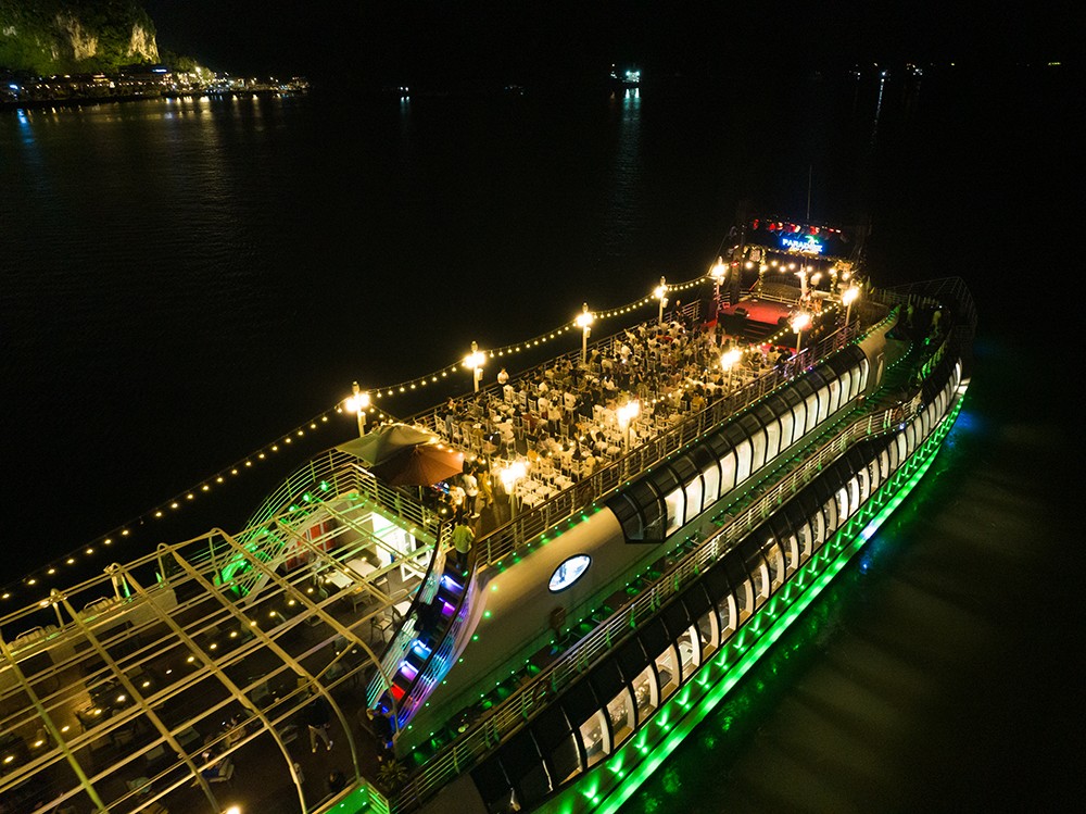 Paradise Delight - du thuyền nhà hàng lớn nhất tại vịnh kỳ quan