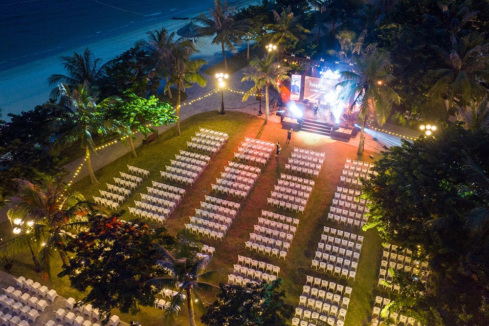 Sân khấu ngoài trời Paradise Bay bên bãi biển, nhìn ra vịnh di sản mang lại không gian tổ chức live concert lãng mạn bậc nhất Hạ Long