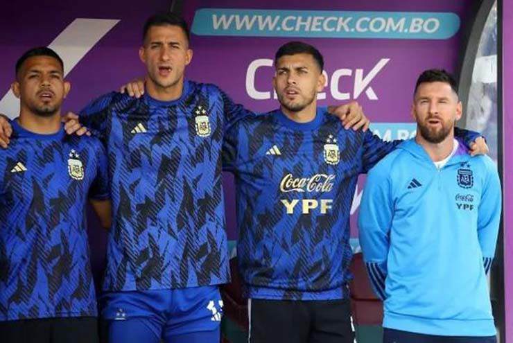 Messi đứng ngoài cùng bên phải, mặc chiếc áo của thành viên ban huấn luyện Argentina
