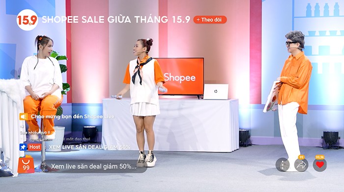 Không chỉ rành săn sale, Ngọc Phước còn nhiệt tình thị phạm cho ông Sốp cô Pi cách tiến hành phiên live để tăng view vù vù.