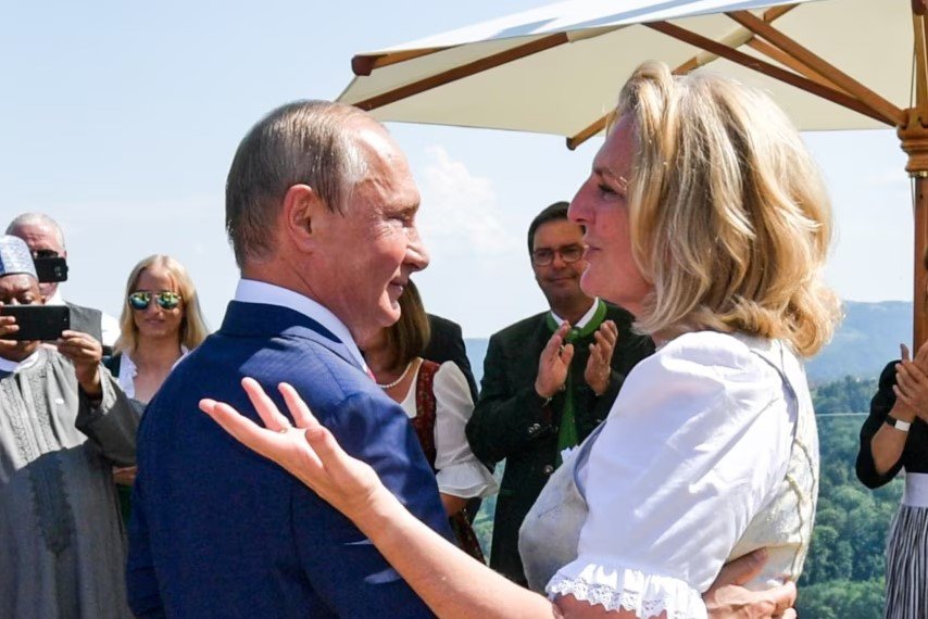 Bà Kneissl từng khiêu vũ cùng ông Putin năm 2018. Ảnh: TASS