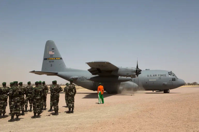 Một chiếc C-130 của Không quân Mỹ hạ cánh khi các binh sĩ Niger xếp hàng trong một cuộc tập trận quân sự với Lực lượng Đặc nhiệm Mỹ&nbsp;năm 2014. Ảnh: Reuters