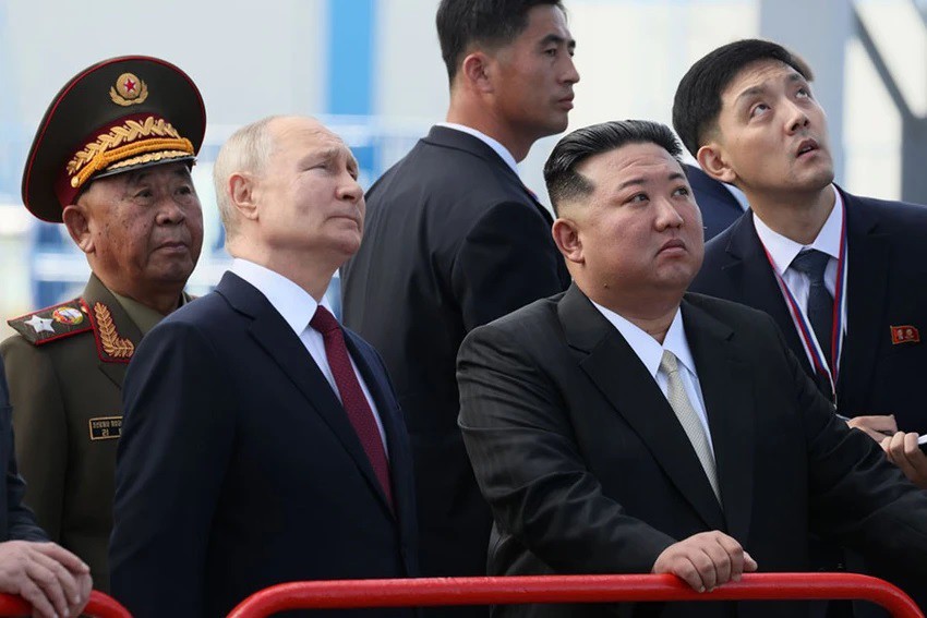 Tổng thống Nga Vladimir Putin (trái) và Chủ tịch Triều Tiên Kim Jong-un (phải) thăm cơ sở phóng tàu vũ trụ Vostochny ở vùng Viễn Đông Amur của Nga ngày 13-9. Ảnh: REUTERS