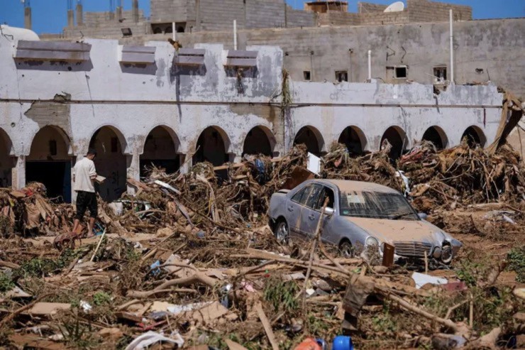 Một chiếc xe nằm trong đống đổ nát ở thành phố Derna.