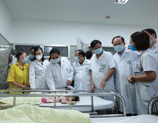 Thủ tướng thăm hỏi động viên các nạn nhân trong vụ cháy.