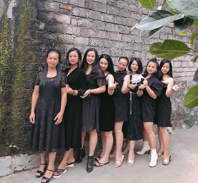 7 chị em gái Ly chụp ảnh cùng mẹ