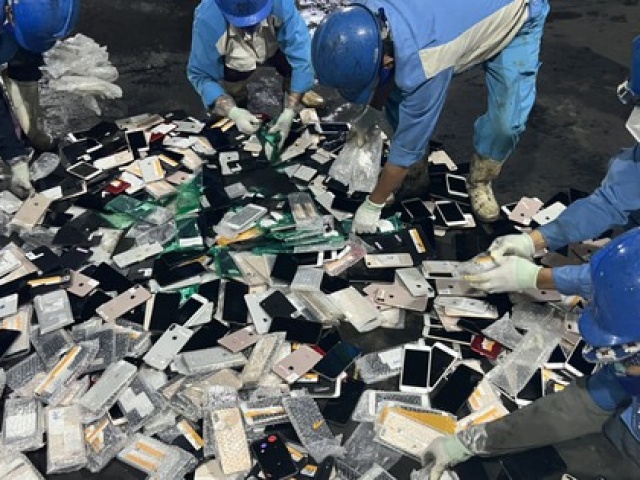 Thị trường - Tiêu dùng - Hà Nội: Hàng trăm điện thoại Iphone, 6.000 bỉm trẻ em bị tiêu hủy