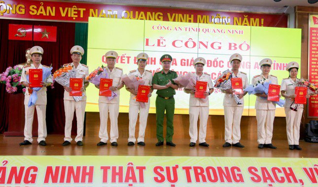 Đại tá Nguyễn Thuận - Phó Giám đốc Công an tỉnh Quảng Ninh, trao các quyết định của Thiếu tướng Đinh Văn Nơi về công tác cán bộ.