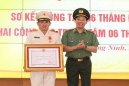 Thiếu tướng Đinh Văn Nơi nhận huân chương cao quý
