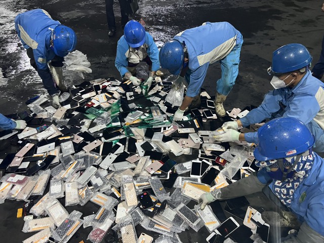 Tối 14/9, Tổng cục QLTT cho biết, lực lượng chức năng vừa tiêu hủy lô hàng vi phạm các loại, ước tính giá trị lên đến gần 2 tỷ đồng.