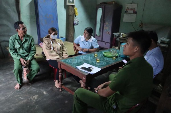 Công an huyện Trà Bồng và chính quyền địa phương xã Trà Sơn đến thăm hỏi, động viên chị Hồ Thị Huệ vừa được giải cứu trở về nhà an toàn.