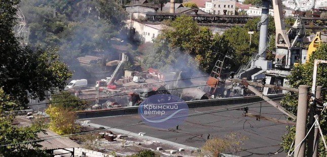 Một con tàu bị hư hại trong vụ tấn công nhằm vào xưởng đóng tàu Sevastopol. Ảnh: Reuters